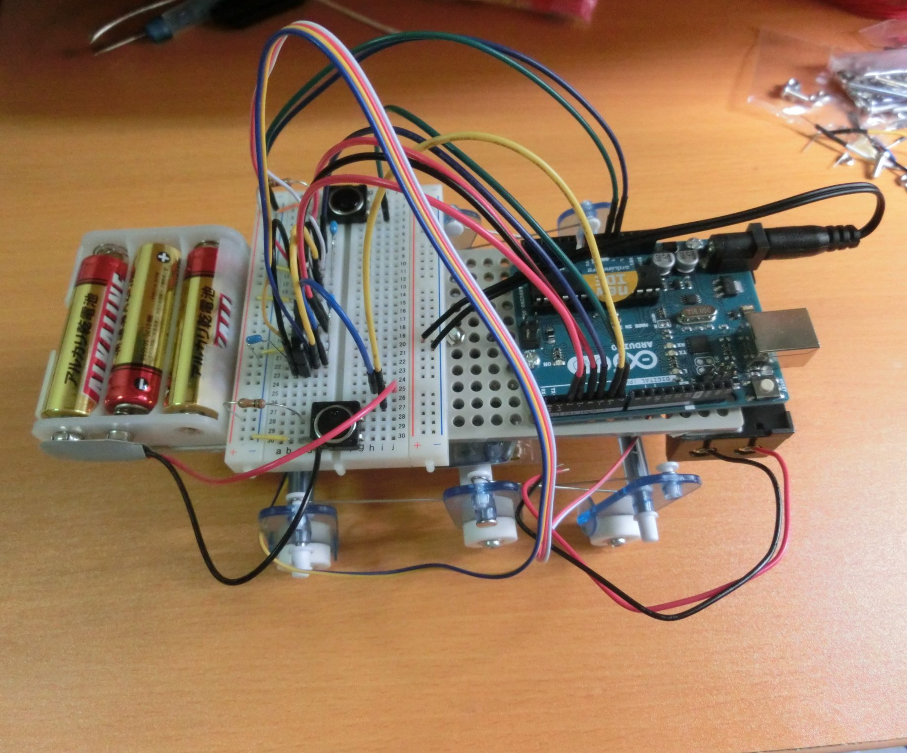 Arduinoとタミヤのリモコン・インセクトを使用して自由に動き回るロボットを作成！
